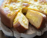 Torta al limone velocissima con crema gialla e soffice impasto, tagliata a fette su un tagliere di legno.