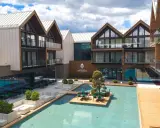 Nowoczesny kompleks hotelowy z basenem i tarasami. Atrakcje w Cieplicach Śląskich-Zdroju, idealne miejsce na relaks.