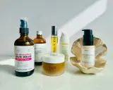 Routine peau sèche : huile démaquillante, baume de nuit et autres soins pour une peau hydratée et nourrie.