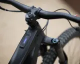Czarny rower elektryczny z wskaźnikiem baterii. Idealny na przejażdżki, nawet gdy pada deszcz.