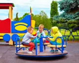 Bezpieczny plac zabaw: Kto dba o dzieci? Poznaj swoje prawa!