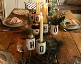 Table de Noël rustique et naturelle, ambiance chaleureuse. Bougies, verdures et décorations DIY pour une deco table noel nature a faire soi meme.