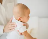 Czkawka u niemowlaka: Skuteczne sposoby na ulgę i kiedy iść do lekarza?