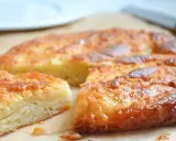 Saftige Kouign Amann mit karamellisierter Kruste, geschichtet und goldbraun gebacken.