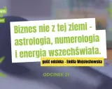 Mikrofon na tle zielonych liści i białego prostokąta z napisem "Biznes nie z tej ziemi - astrologia, numerologia i energia wszechświata".