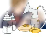 Zwei Milchflaschen und eine Milchpumpe. Die Flasche der Milchpumpe ist fast leer, was darauf hindeutet, dass beim Abpumpen kaum Milch kommt.