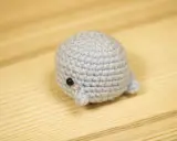 Adorable ballena amigurumi azul, perfecta para un reno amigurumi patron gratis. ¡Te encantará tejerla!