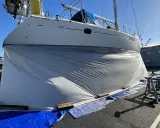 Bateau bâché, prêt pour le sablage de sa coque. Le prix du sablage coque bateau est une étape clé pour sa rénovation.