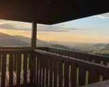 Widok z wieży widokowej na malownicze **beskid niski szczyty** o zachodzie słońca.