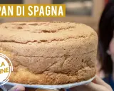 Un soffice pan di spagna senza glutine, pronto per essere farcito. La donna sorride sullo sfondo.