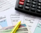 Kalkulator, pieniądze i formularze PIT-37, PIT-38, PIT-36L, PIT-36. Czy emeryt musi rozliczyć PIT-11A? Sprawdź!