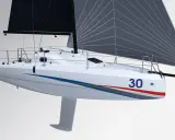 Voilier blanc Sun Fast 30 OD avec grand voile grise, prêt à fendre les vagues.