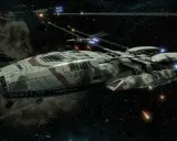 Bitwa kosmiczna w stylu Battlestar Galactica Deadlock. Statek zwiadowczy otoczony asteroidami, w tle widać inne jednostki i ślady walki.