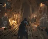 Rycerz w mrocznym lochu, otoczony dzwonami i świecami, przygotowuje się do walki. Klimat jak z gry Darkest Dungeon 2.