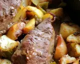 Jugosa picanha asada con patatas doradas y hierbas aromáticas, un plato perfecto para compartir.