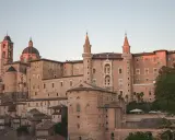 Palazzo Ducale di Urbino, uno dei borghi centro Italia da visitare, domina il paesaggio con la sua imponenza.