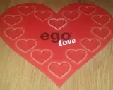 Czerwone serce z logo "ego Love" i mniejszymi serduszkami.