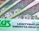 ZUS to Zakład Ubezpieczeń Społecznych. Na zdjęciu widać legitymację emeryta-rencisty oraz banknoty 100 zł.