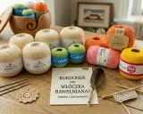 Różne rodzaje włókien: bawełniane kordonki i włóczki w pastelowych kolorach, przybory do szydełkowania i druty.