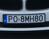 Biały samochód z tablicą rejestracyjną PO-8MH80.
