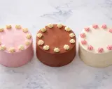 Trois petits gâteaux décorés, parfaits pour une recette de bento cake. Un rose, un chocolat, un vanille.