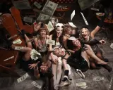Mujeres celebrando con dinero volando, ¡parece que estas pruebas de despedida de soltera son un éxito total!