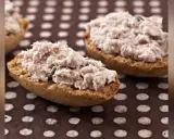 Petits toasts garnis de rillettes de maquereau, parfaits pour un apéritif savoureux.