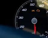 Check Engine: Co oznacza i czy możesz jechać? Poradnik eksperta