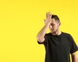 Mężczyzna z ręką na czole, wyrażający frustrację, jakby zapomniał o czymś ważnym, np. o kodach błędów defro.