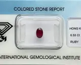 Un piccolo rubino ovale, 0.53 Ct, certificato dall'International Gemological Institute.