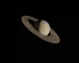 Saturn w Lwie, majestatyczna planeta z pierścieniami, unosząca się w kosmicznej ciemności.