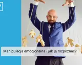 Mężczyzna w garniturze steruje drewnianymi ludzikami jak marionetkami. To przykład manipulacji w pracy, która może prowadzić do emocjonalnego wyczerpania.