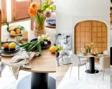 Un tavolo rotondo con sedie eleganti, un esempio perfetto di come abbinare sedie al tavolo per un look armonioso.