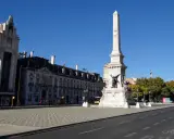 Denkmal der Restauratoren in Lissabon, mit Obelisk und Skulpturen.