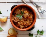 Aromatyczny bigos w glinianym naczyniu, z dodatkiem ziół i pieprzu. Idealne jakie przyprawy do bigosu.