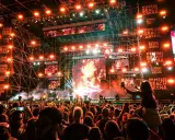 Un concerto elettrizzante alla Rimini Beach Arena. Migliaia di fan in delirio sotto un palco imponente illuminato da luci stroboscopiche e schermi giganti.