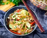 Schüssel mit Glasnudelsalat, Erdnüssen, Limette und knackigem Gemüse. Das Dressing macht ihn unwiderstehlich.