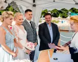 Ślub cywilny po rozwodzie. Para młoda, świadkowie i urzędniczka podczas ceremonii nad wodą.