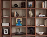 Ideas para decorar una estantería: libros, jarrones, esculturas y plantas crean un espacio acogedor.