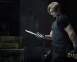 Leon S. Kennedy z Resident Evil 4 Remake przygotowuje się do walki, sprawdzając swój nóż. Spolszczenie gry poprawia immersję.