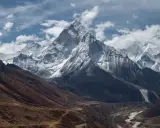 Majestatyczny szczyt Ama Dablam w Himalajach, który choć nie jest tak wysoki jak Mount Everest, zachwyca swoim kształtem.