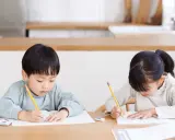 Bambini studiano insieme, un esempio di peer tutoring cos'è: imparare l'uno dall'altro.
