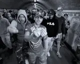 Gibbs, daj tylko czas tekst. Grupa mężczyzn w tunelu, jeden z nich w bluzie Fila, inny w bluzie z kapturem.