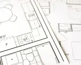 Plany architektoniczne pokazują, jak obliczyć metry kwadratowe pokoju, z zaznaczonymi wymiarami i elementami wyposażenia.