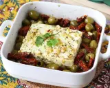 Ugnsbakad feta med oliver och soltorkade tomater, ett perfekt snabb lunch recept.
