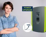 En kvinna med armarna i kors bredvid en KOSTAL Plenticore Plus 10 växelriktare, som symboliserar en "Power Upgrade" med en graf som visar 15A ökning.