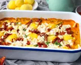 Herzhafter griechischer Spinat Feta Auflauf mit Kartoffeln und getrockneten Tomaten, frisch aus dem Ofen.