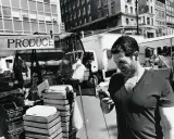 Uomo con auricolari al mercato, un'istantanea di Lee Friedlander.