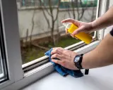 Czyszczenie parapetu. Użyj sprayu i ściereczki, by dowiedzieć się, czym czyścić kamień naturalny.