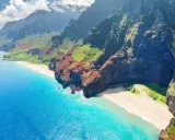 Fakta om Hawaii: Dramatiska gröna berg möter turkost hav och vita stränder längs Na Pali Coast på Kauai.